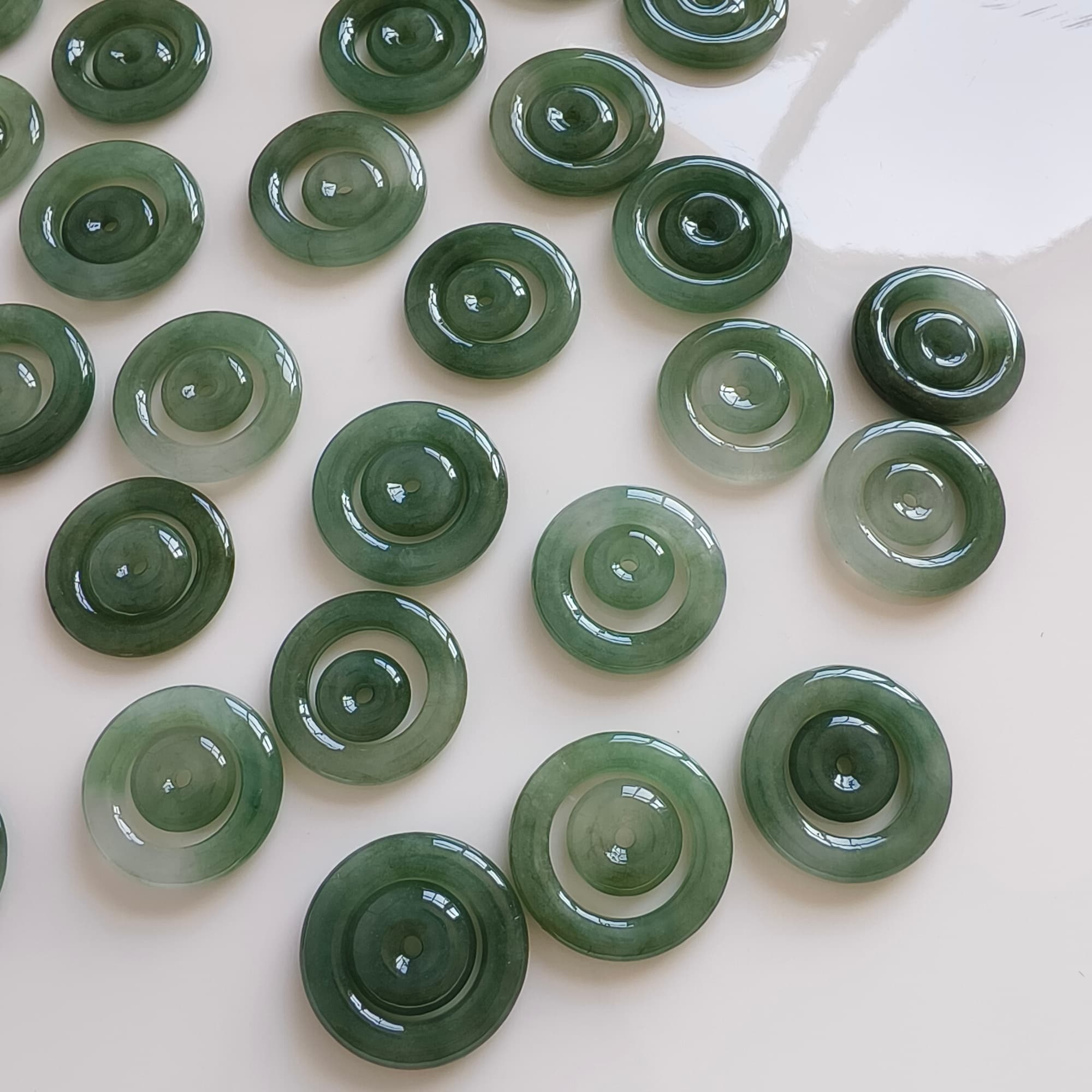 DDP 2pcs 22-24mm Natural Type A Untreated Oil Green Burmese Jadeite Safety Buckle Beads