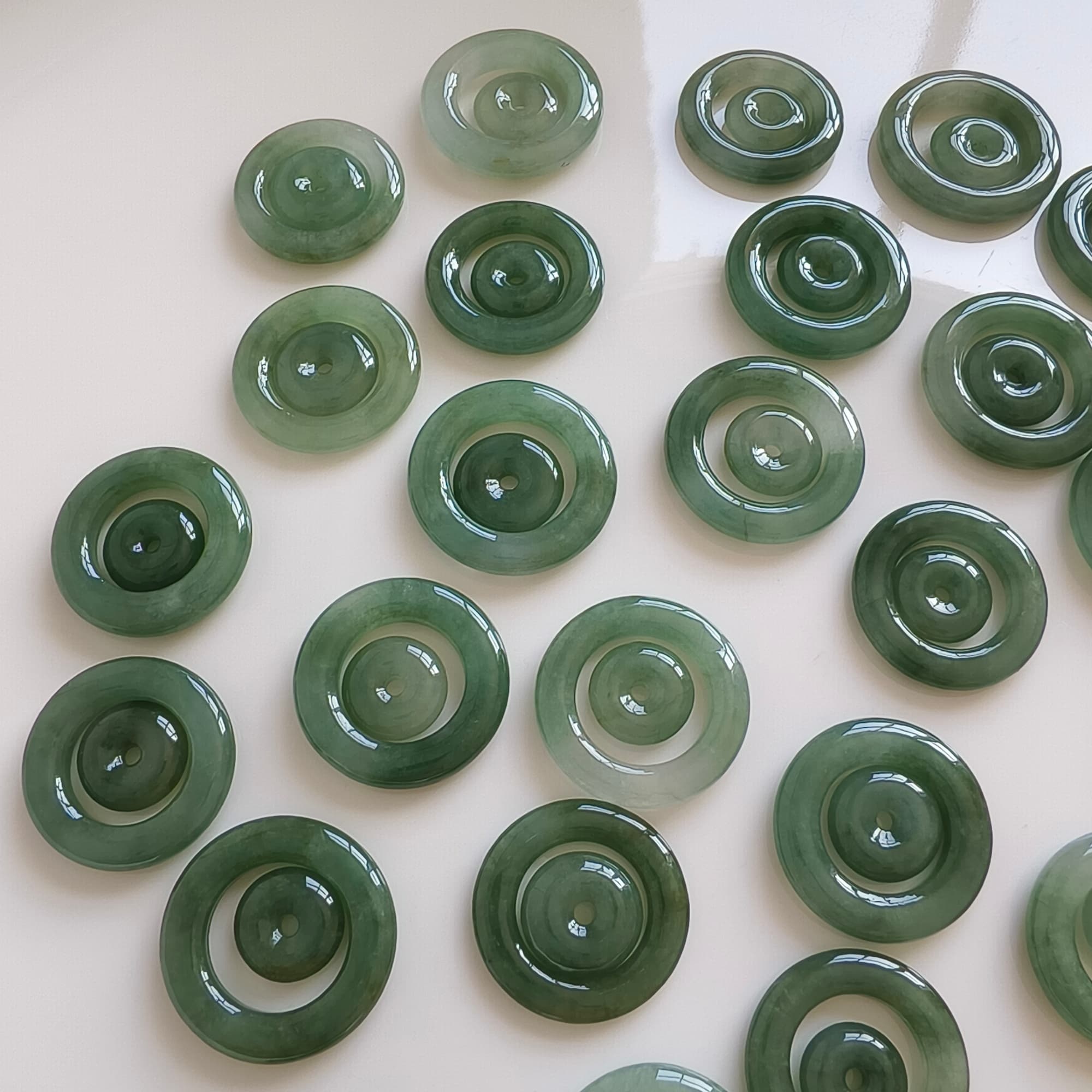 DDP 2pcs 22-24mm Natural Type A Untreated Oil Green Burmese Jadeite Safety Buckle Beads