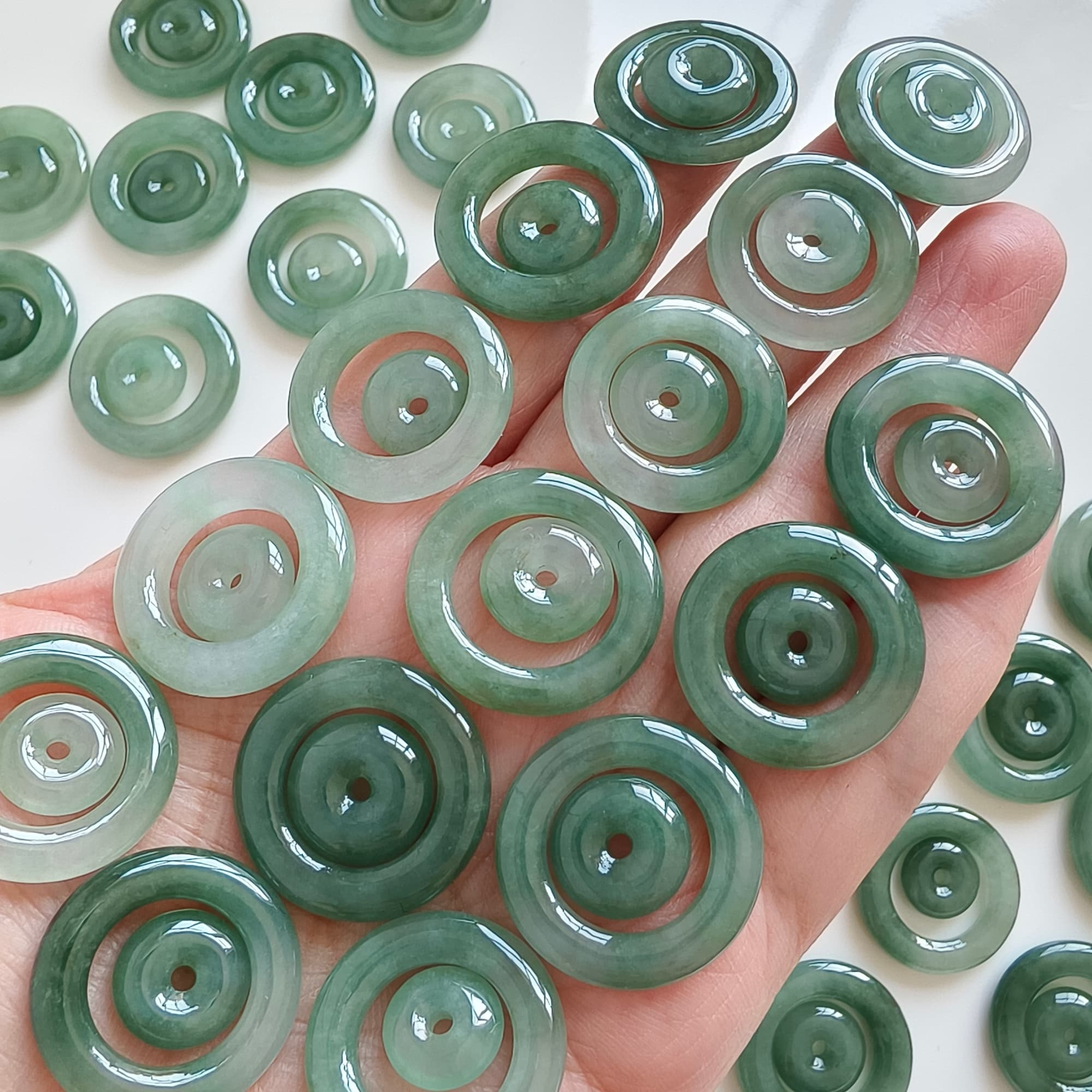 DDP 2pcs 22-24mm Natural Type A Untreated Oil Green Burmese Jadeite Safety Buckle Beads