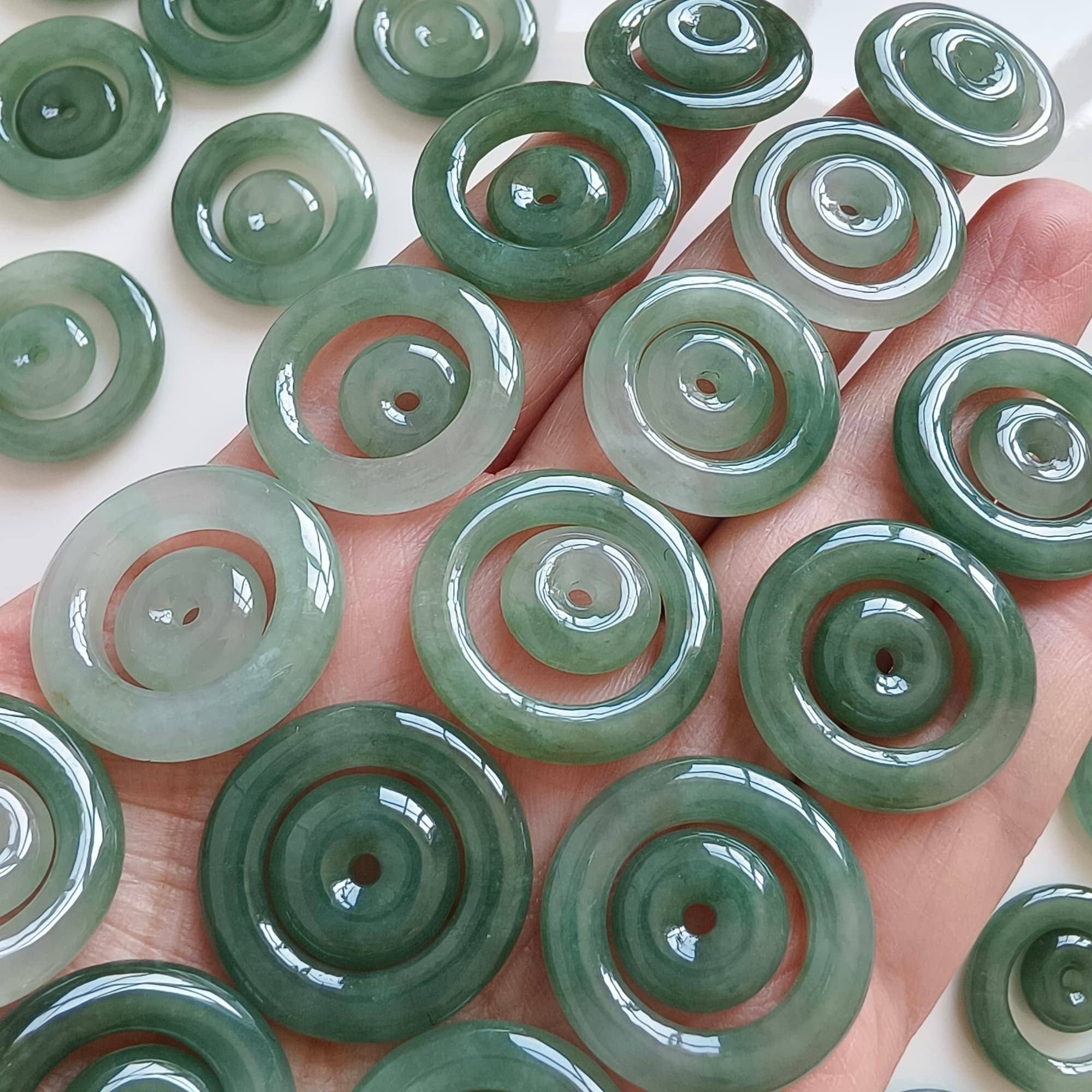 DDP 2pcs 22-24mm Natural Type A Untreated Oil Green Burmese Jadeite Safety Buckle Beads