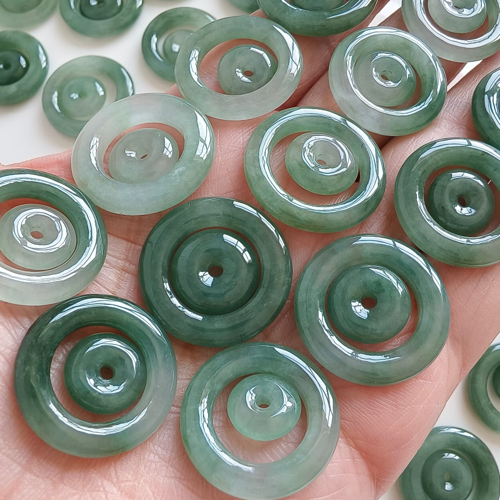DDP 2pcs 22-24mm Natural Type A Untreated Oil Green Burmese Jadeite Safety Buckle Beads