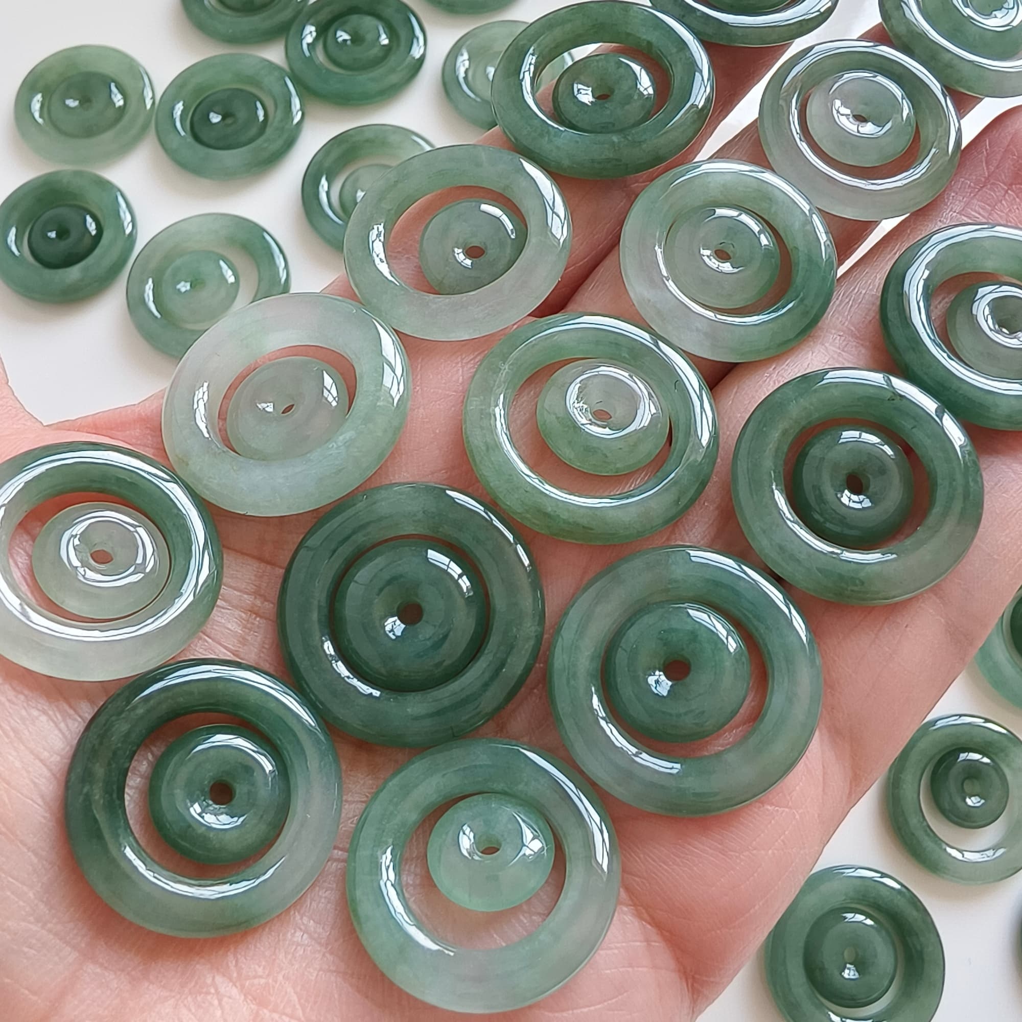 DDP 2pcs 22-24mm Natural Type A Untreated Oil Green Burmese Jadeite Safety Buckle Beads
