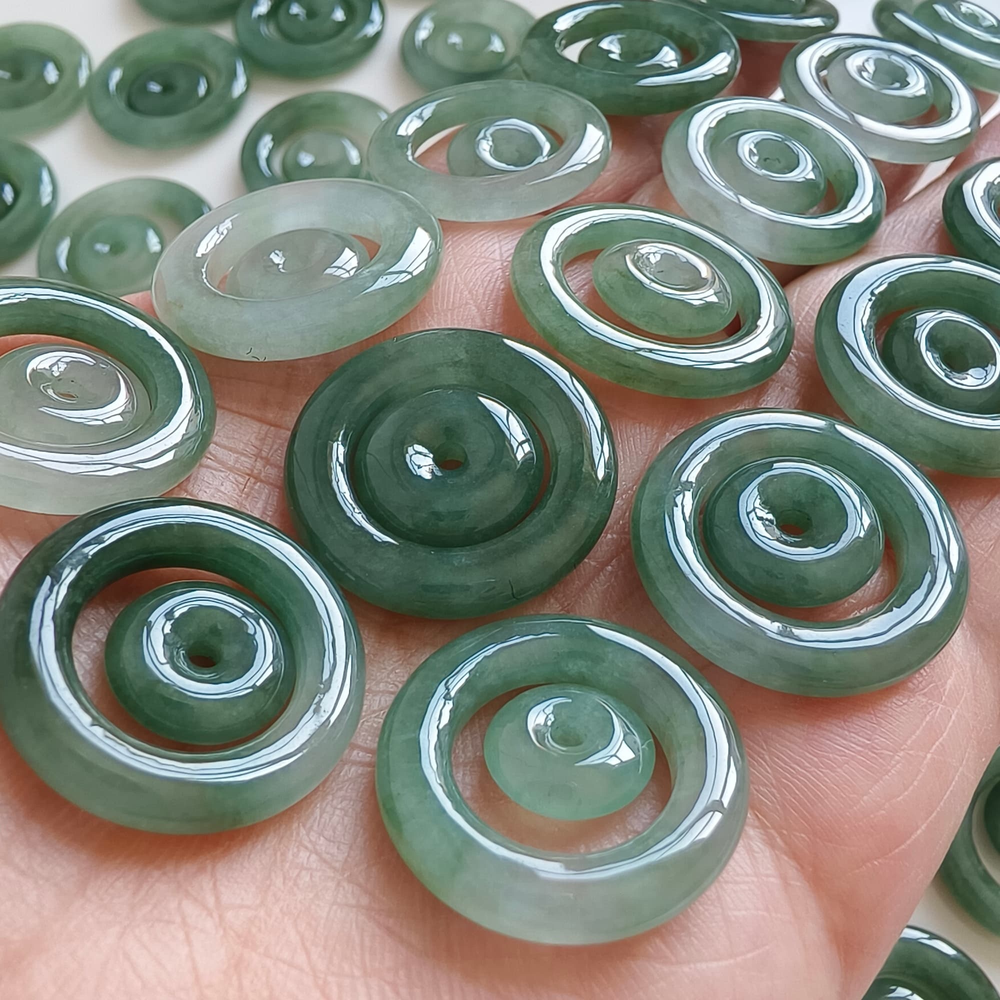 DDP 2pcs 22-24mm Natural Type A Untreated Oil Green Burmese Jadeite Safety Buckle Beads