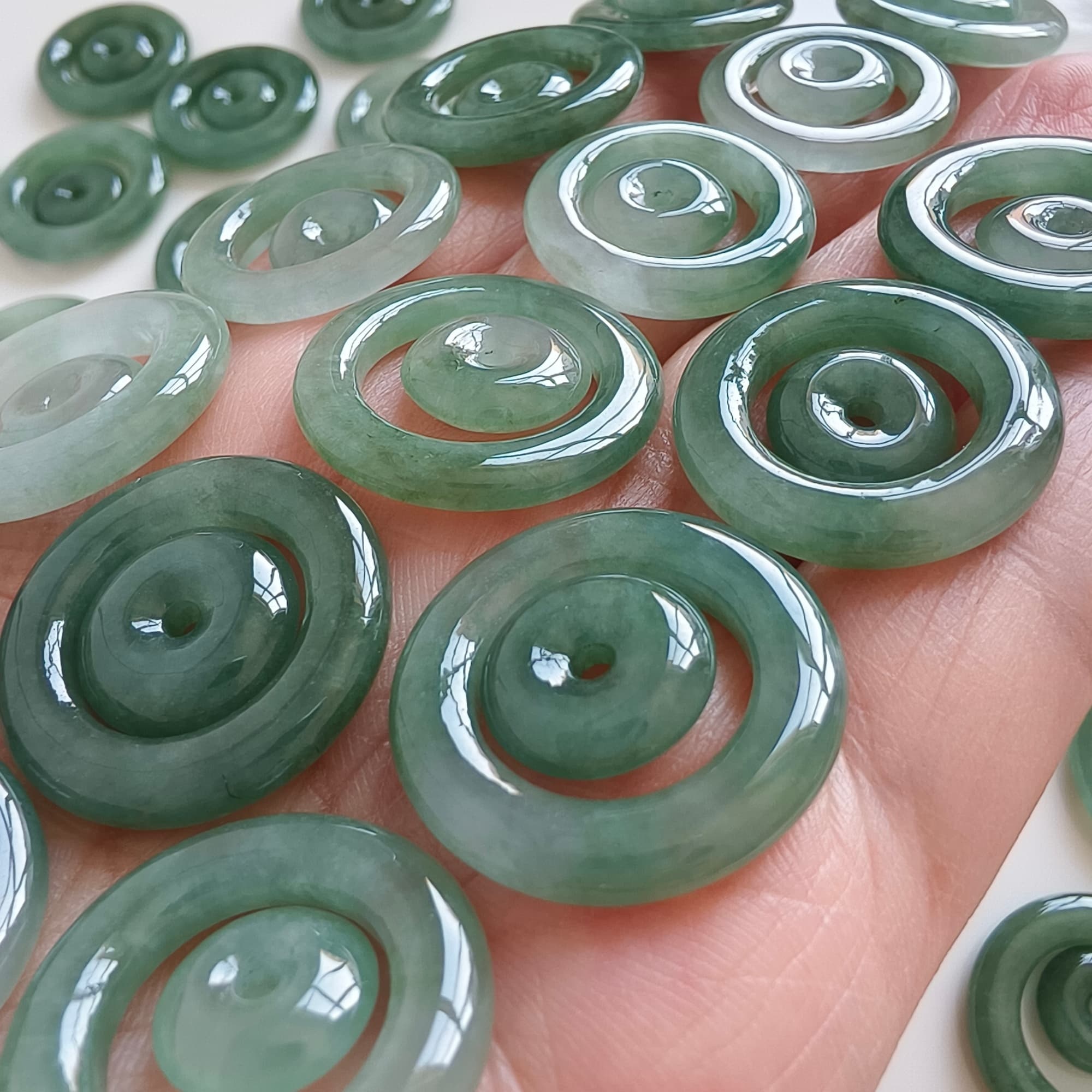 DDP 2pcs 22-24mm Natural Type A Untreated Oil Green Burmese Jadeite Safety Buckle Beads