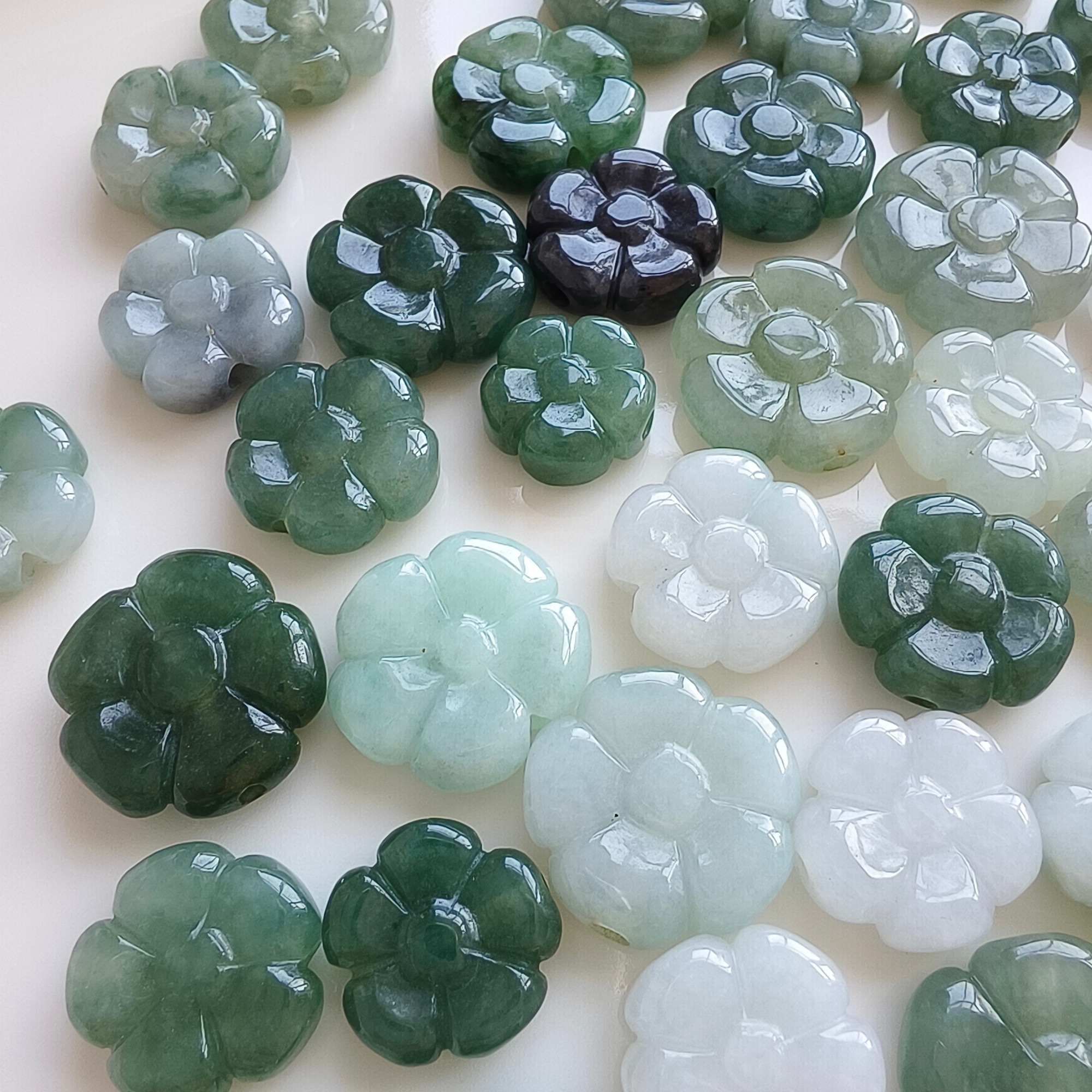 DDP 5pcs 16.5-18.5mm Natural Certificated Type A Untreated Oil Green White Burmese Jadeite Flower Beads