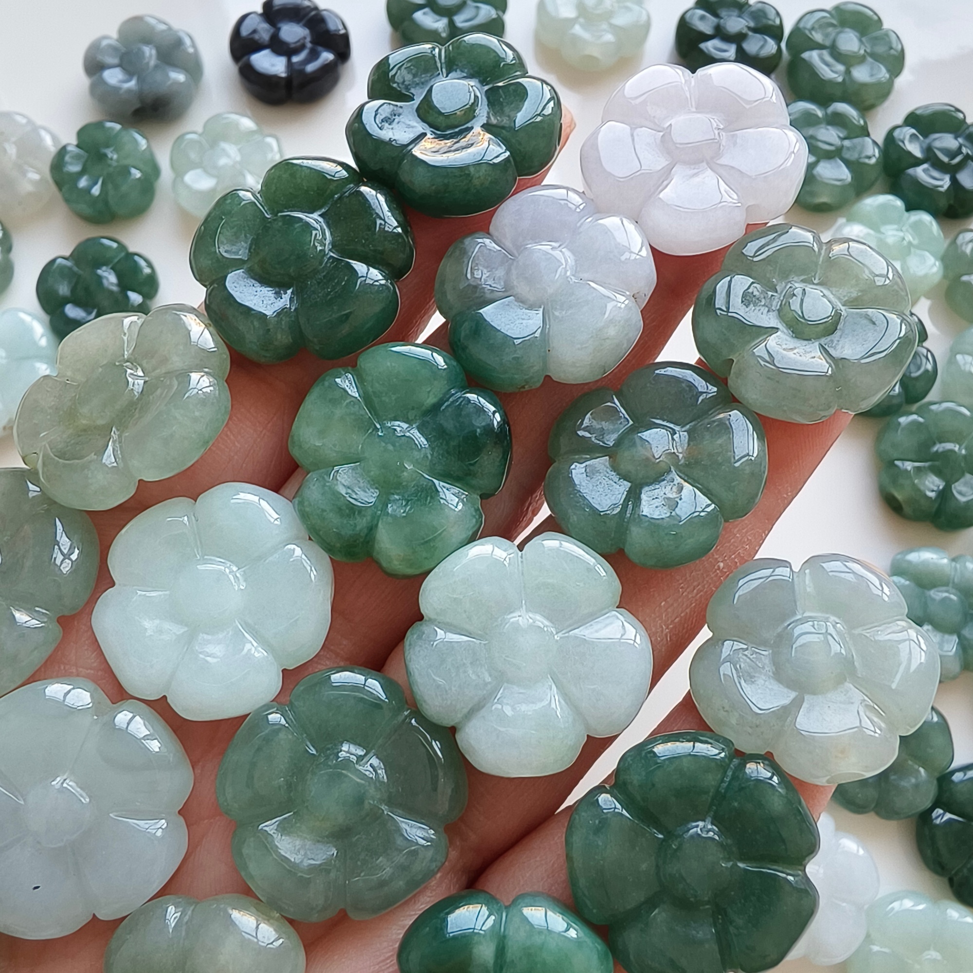 DDP 5pcs 16.5-18.5mm Natural Certificated Type A Untreated Oil Green White Burmese Jadeite Flower Beads