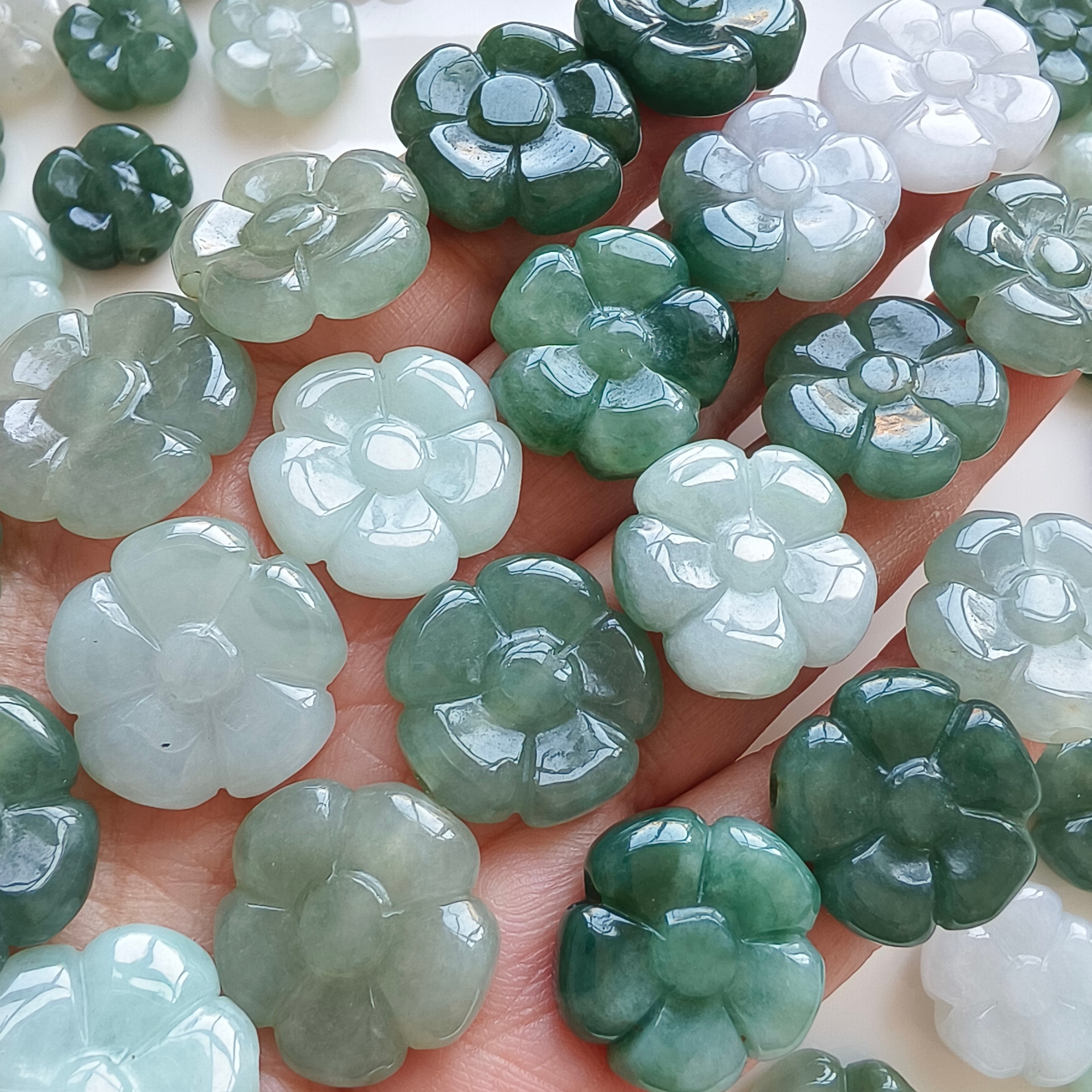 DDP 5pcs 16.5-18.5mm Natural Certificated Type A Untreated Oil Green White Burmese Jadeite Flower Beads