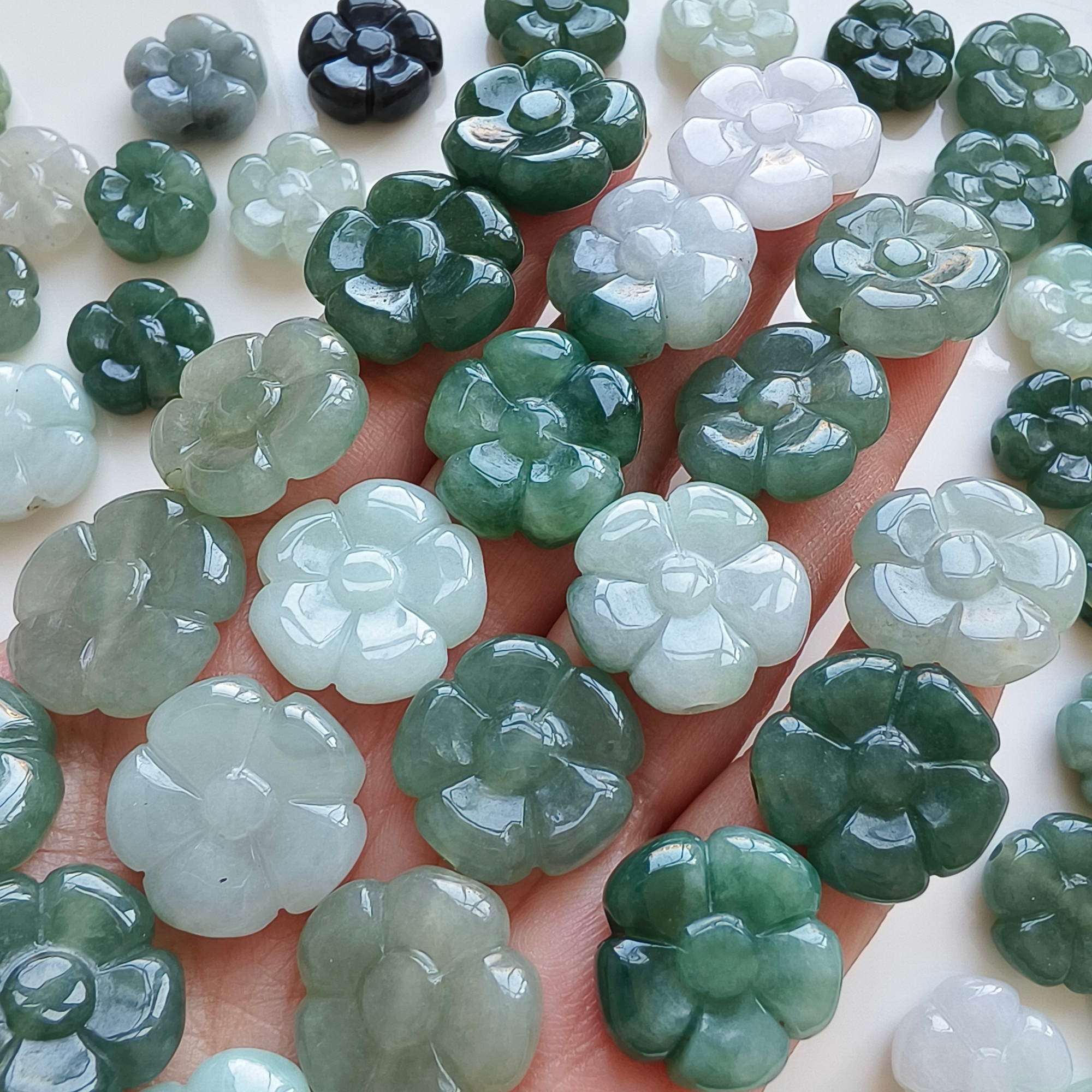 DDP 5pcs 16.5-18.5mm Natural Certificated Type A Untreated Oil Green White Burmese Jadeite Flower Beads