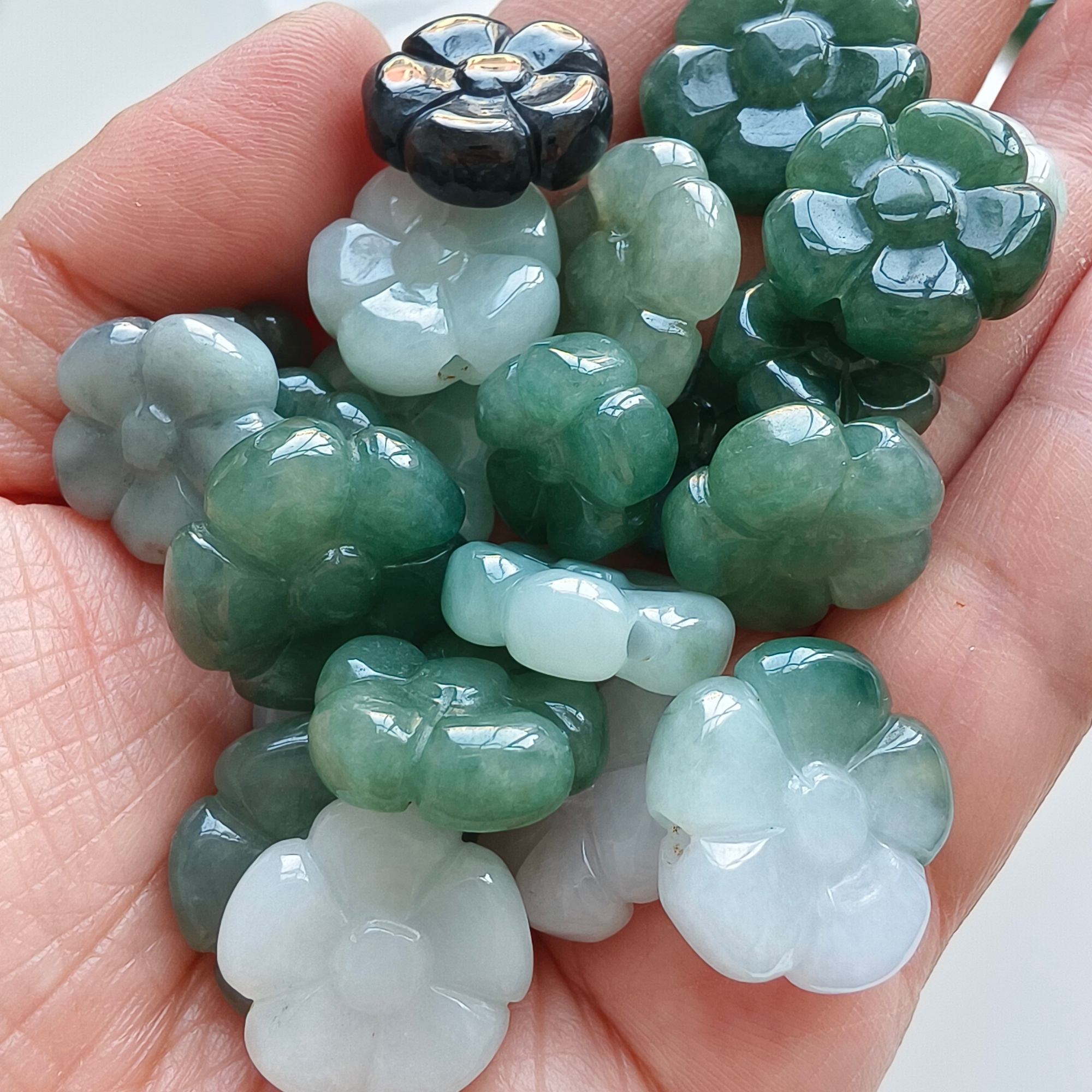 DDP 5pcs 16.5-18.5mm Natural Certificated Type A Untreated Oil Green White Burmese Jadeite Flower Beads
