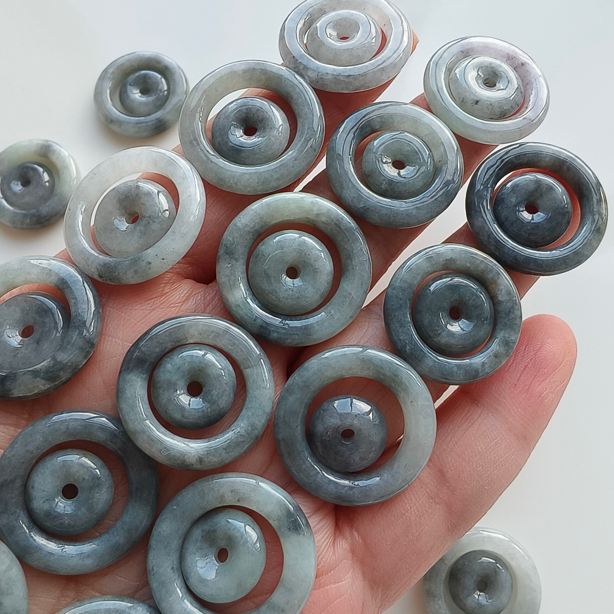 DDP 2pcs 22-24mm Natural Type A Untreated Black Chicken Species Burmese Jadeite Safety Buckle Beads