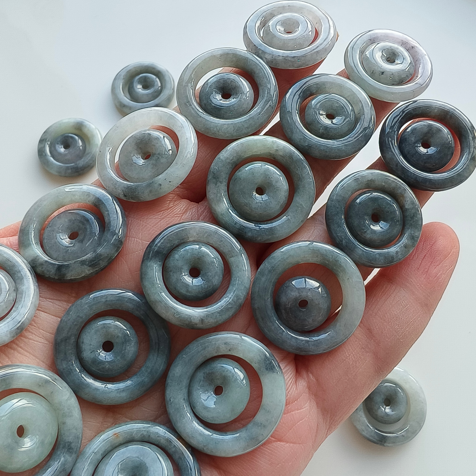 DDP 2pcs 22-24mm Natural Type A Untreated Black Chicken Species Burmese Jadeite Safety Buckle Beads