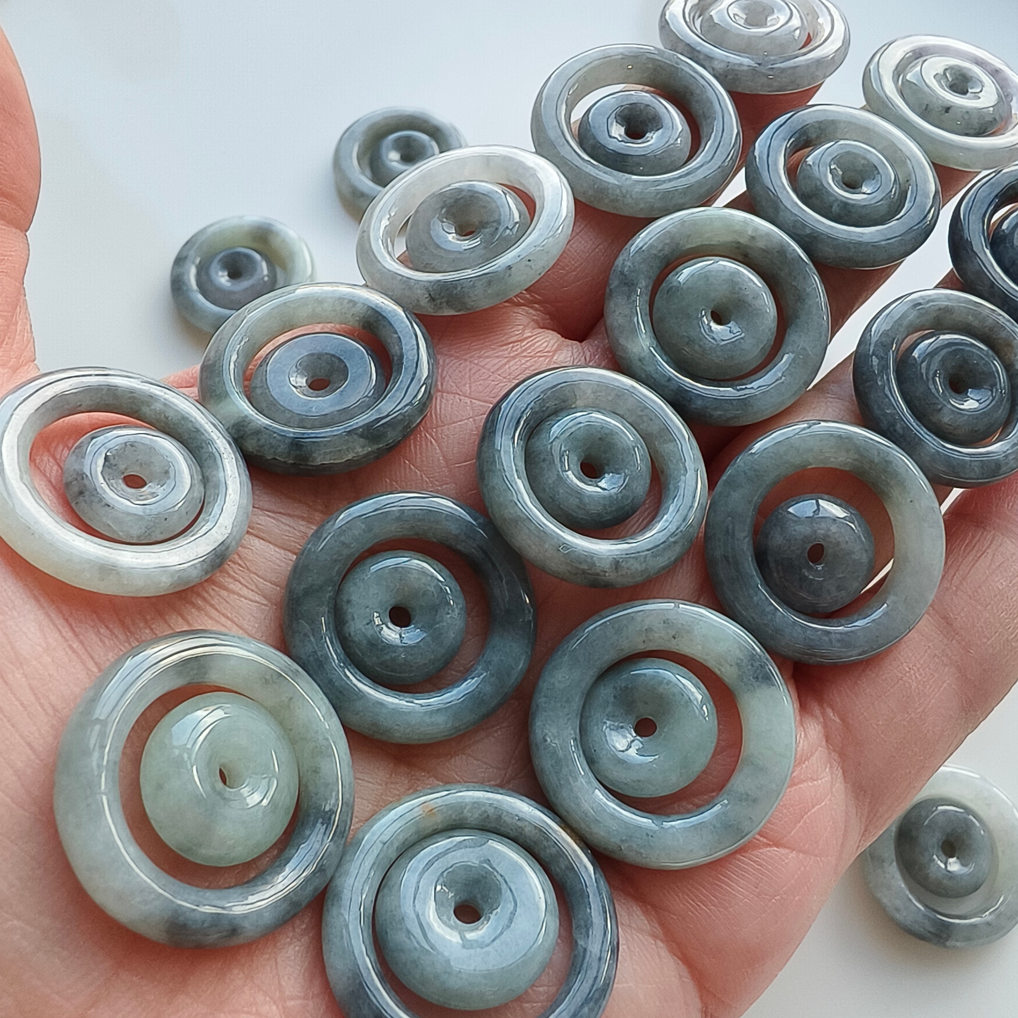 DDP 2pcs 22-24mm Natural Type A Untreated Black Chicken Species Burmese Jadeite Safety Buckle Beads