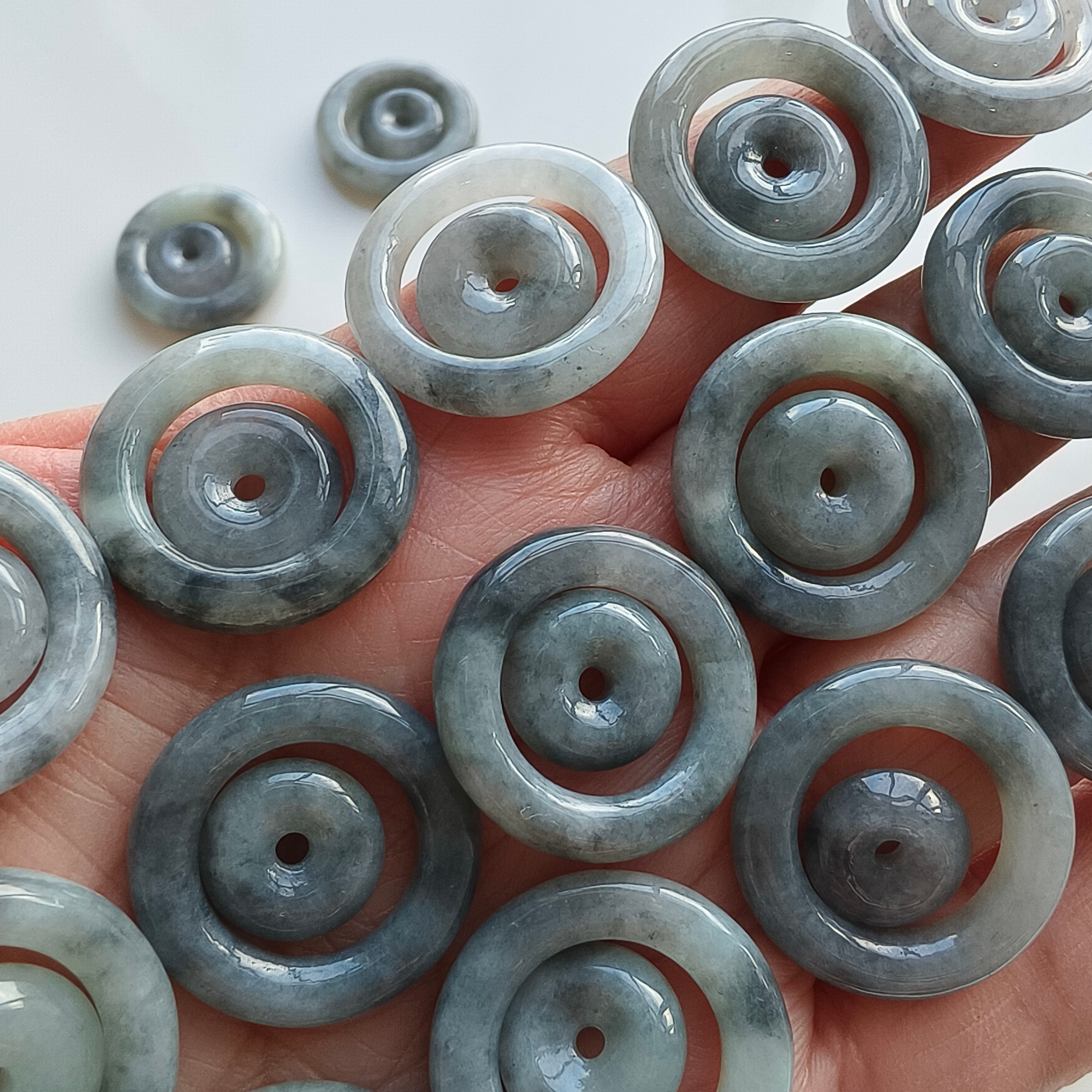 DDP 2pcs 22-24mm Natural Type A Untreated Black Chicken Species Burmese Jadeite Safety Buckle Beads