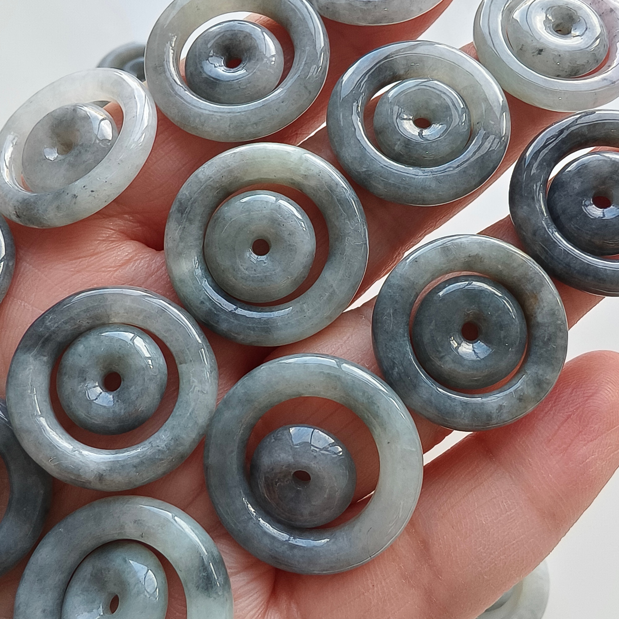 DDP 2pcs 22-24mm Natural Type A Untreated Black Chicken Species Burmese Jadeite Safety Buckle Beads