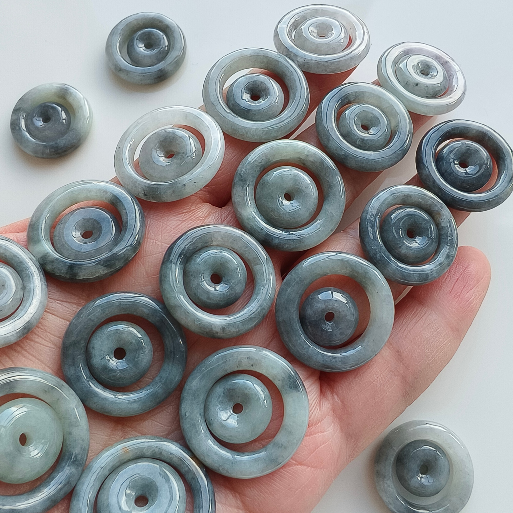 DDP 2pcs 22-24mm Natural Type A Untreated Black Chicken Species Burmese Jadeite Safety Buckle Beads