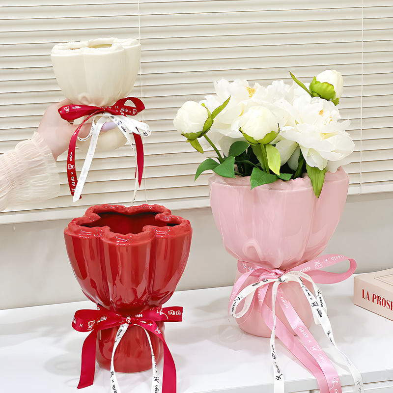 Hug Bouquet Ceramic Vase Ornament for Living Room Decor and Flower Arrangements Vase Without Flowers