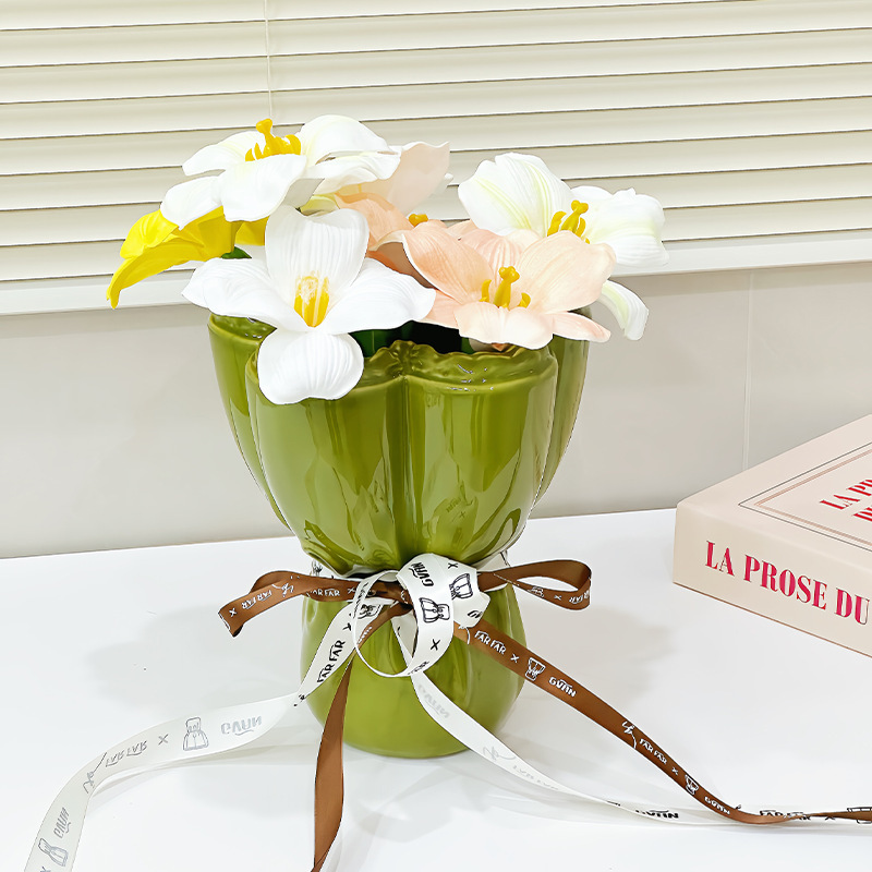 Hug Bouquet Ceramic Vase Ornament for Living Room Decor and Flower Arrangements Vase Without Flowers