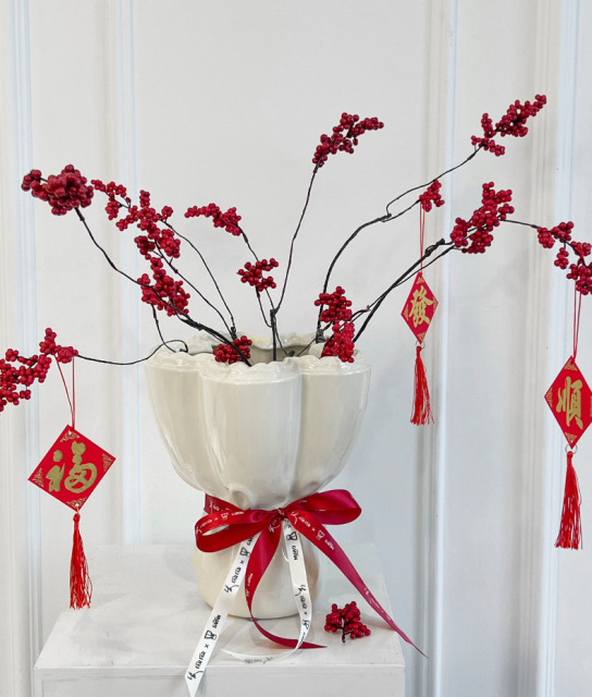Hug Bouquet Ceramic Vase Ornament for Living Room Decor and Flower Arrangements Vase Without Flowers