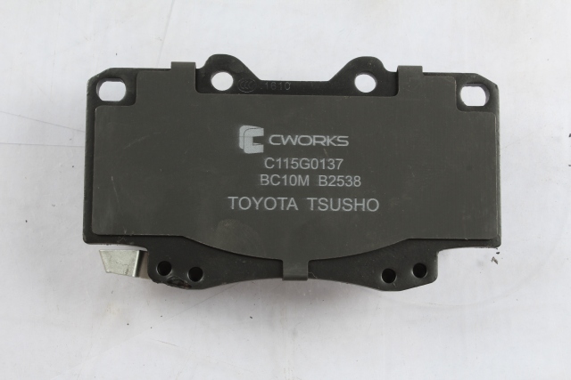 Toyota Tsusho Front Disc Brake Pad Kit 04465-0K141 For Hilux GGN25 KUN35 TGN26