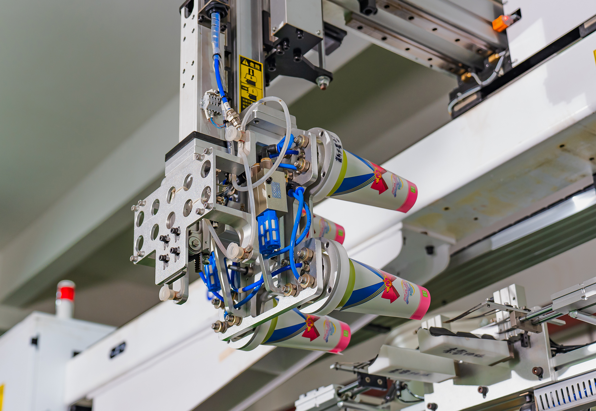 Trade show attendee holding a branded heat sensitive cup giveaway