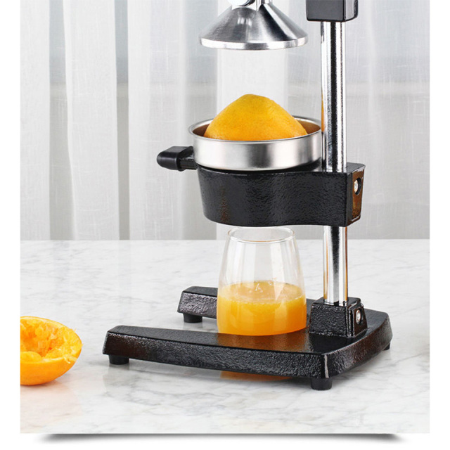 Espremedor de frutas manual portátil, construção robusta em ferro fundido, fácil de limpar.
