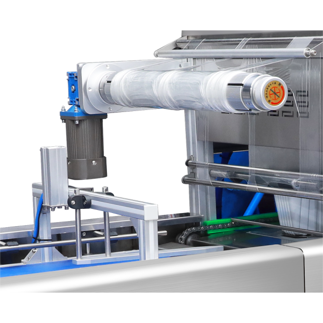 Máquina de embalagem de fluxo contínuo DQ630AT-VS com seladora a vácuo MAP para filmes de 650 mm.