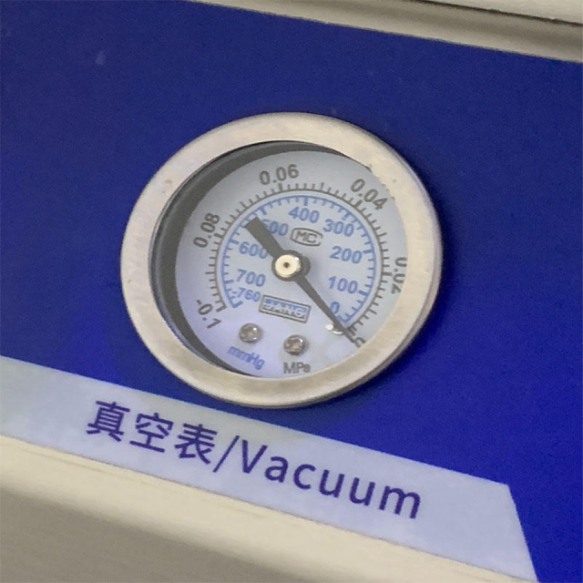 Máquina de embalagem a vácuo manual DQ320VST para filmes com largura de 320 mm.