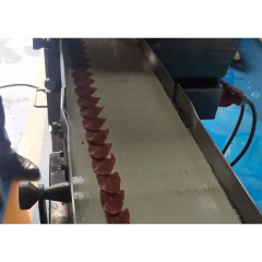 Cortador de carne comercial com espessura de corte uniforme ajustável em aço inoxidável durável.