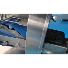 Cortador de carne comercial com espessura de corte uniforme ajustável em aço inoxidável durável.