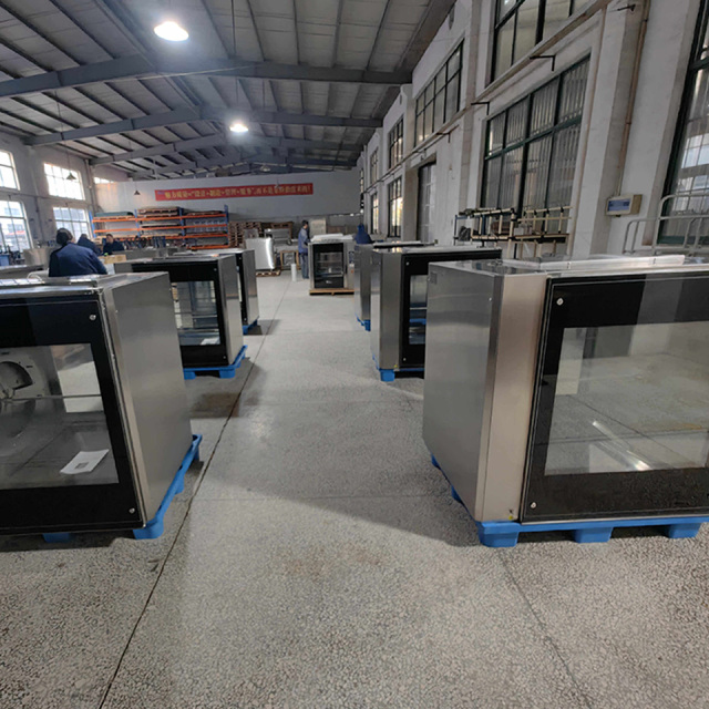 Forno rotisserie comercial com controle por botão para frango e carne.