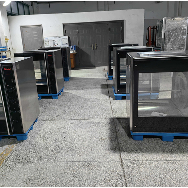 Forno rotisserie comercial com controle por botão para frango e carne.