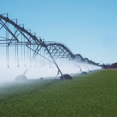 Центральная поворотная система орошения с охватом до 800 м² для крупных фермерских хозяйств.