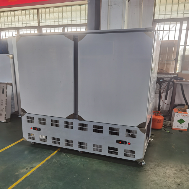 Congelador de ultra baja temperatura con 40 cajones y carro, a -60 °C, para uso comercial.