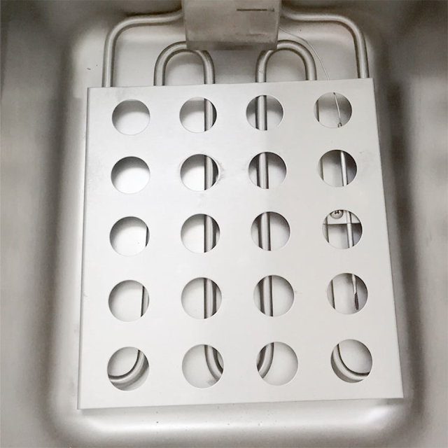 Fritadeira comercial digital de 4 kW com tanque duplo e temperatura ajustável.