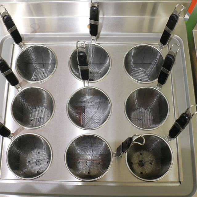 Caldeira elétrica comercial para macarrão E-DM-9T, 6 kW, com várias cestas.