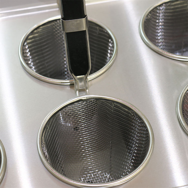 Caldeira elétrica comercial para macarrão E-DM-9T, 6 kW, com várias cestas.