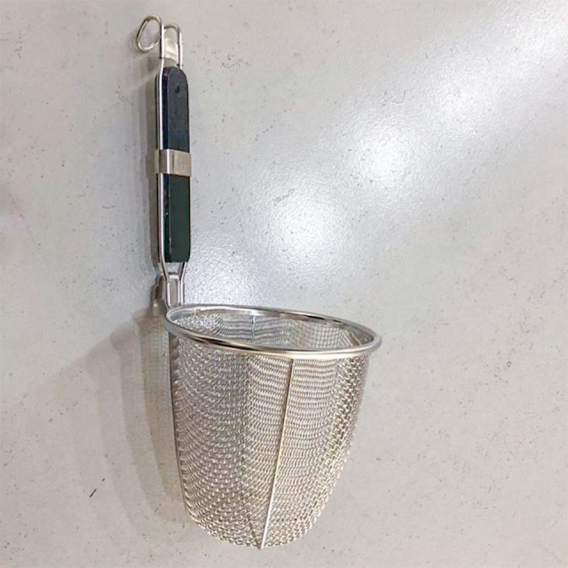 Caldeira elétrica comercial para macarrão E-DM-9T, 6 kW, com várias cestas.