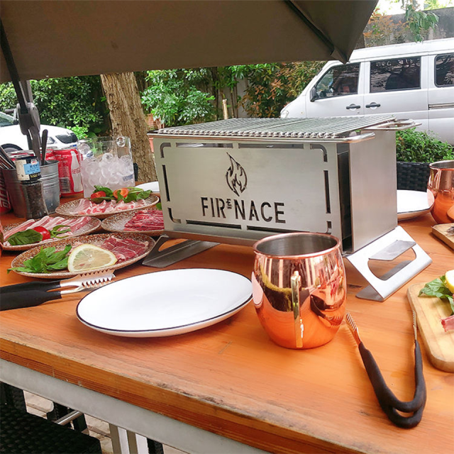 Churrasqueira portátil a carvão FH300 em aço inoxidável para uso externo em food trucks e pátios.