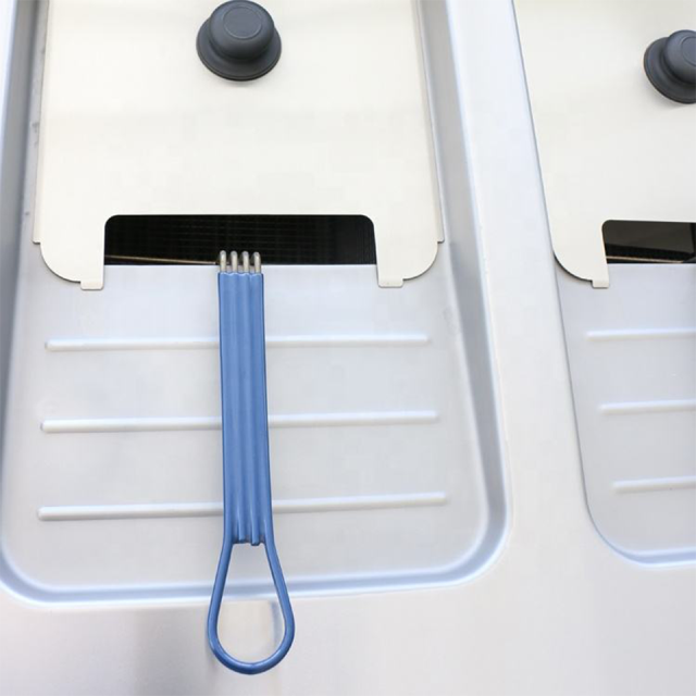 Freidora eléctrica de doble tanque de 24 kW de acero inoxidable para uso comercial en cocinas.