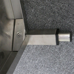 Mesa de trabalho de aço inoxidável de dois níveis com painel traseiro para cozinhas profissionais.