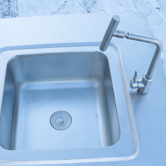 طاولة عمل من الفولاذ المقاوم للصدأ مزودة بأحواض وخزائن وأدراج للمطابخ التجارية