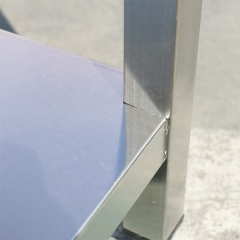 Mesa de trabalho de aço inoxidável de dois níveis, resistente, para restaurantes e serviços de catering.