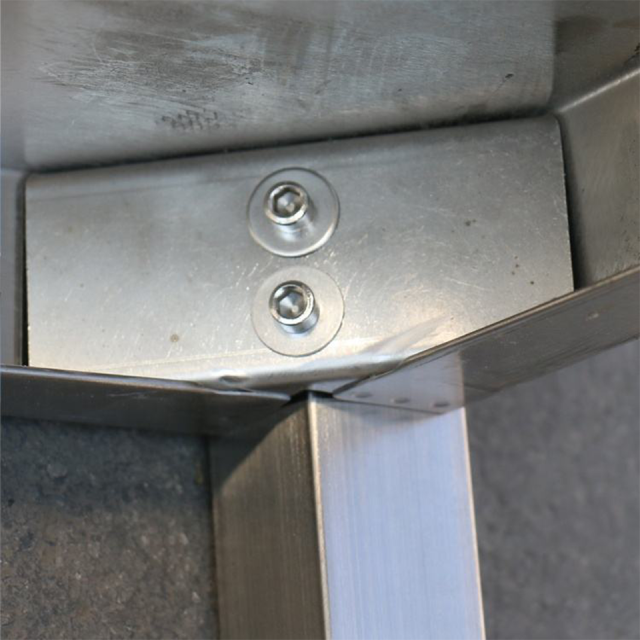 Mesa de trabalho de aço inoxidável de dois níveis, resistente, para restaurantes e serviços de catering.