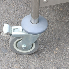 Carrinho para transporte de alimentos e utensílios com 3 prateleiras de aço inoxidável.