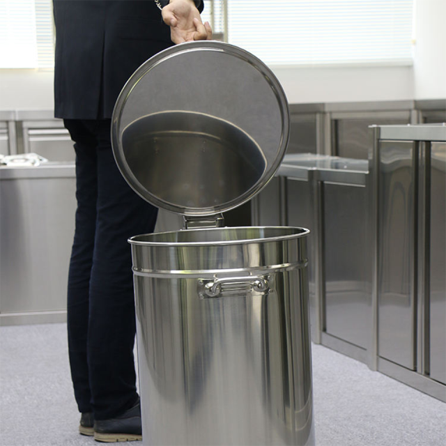 Lixeira com rodas em aço inoxidável, série LJT, 50 a 100 litros, para cozinhas profissionais.