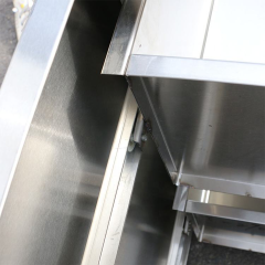 Ilha de trabalho com gavetas em aço inoxidável para cozinhas comerciais.