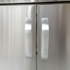 Armário de base de 3 portas em aço inoxidável com pés ajustáveis para cozinhas comerciais.