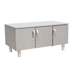 Armário de base de 3 portas em aço inoxidável com pés ajustáveis para cozinhas comerciais.