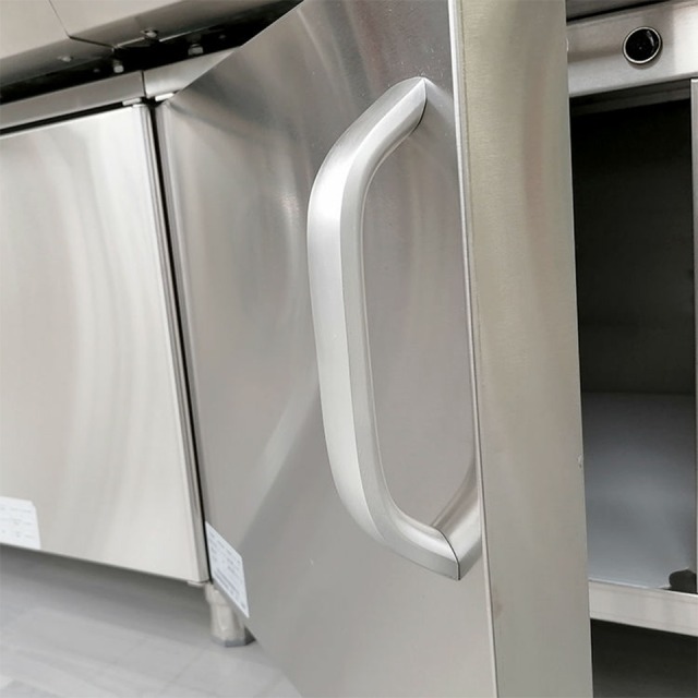 Armário de base de 3 portas em aço inoxidável com pés ajustáveis para cozinhas comerciais.