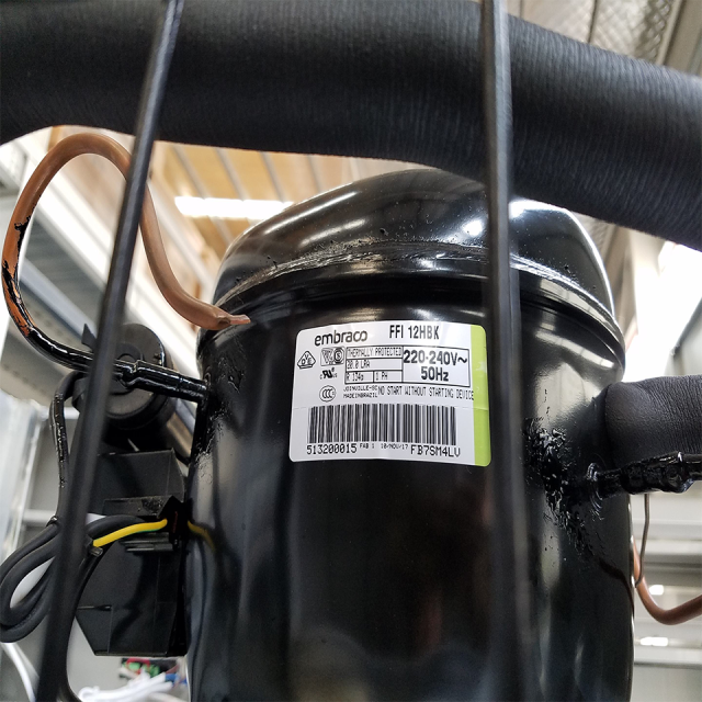 Refrigerador/congelador vertical comercial de 6 portas com dupla zona de temperatura para cozinha de restaurante.